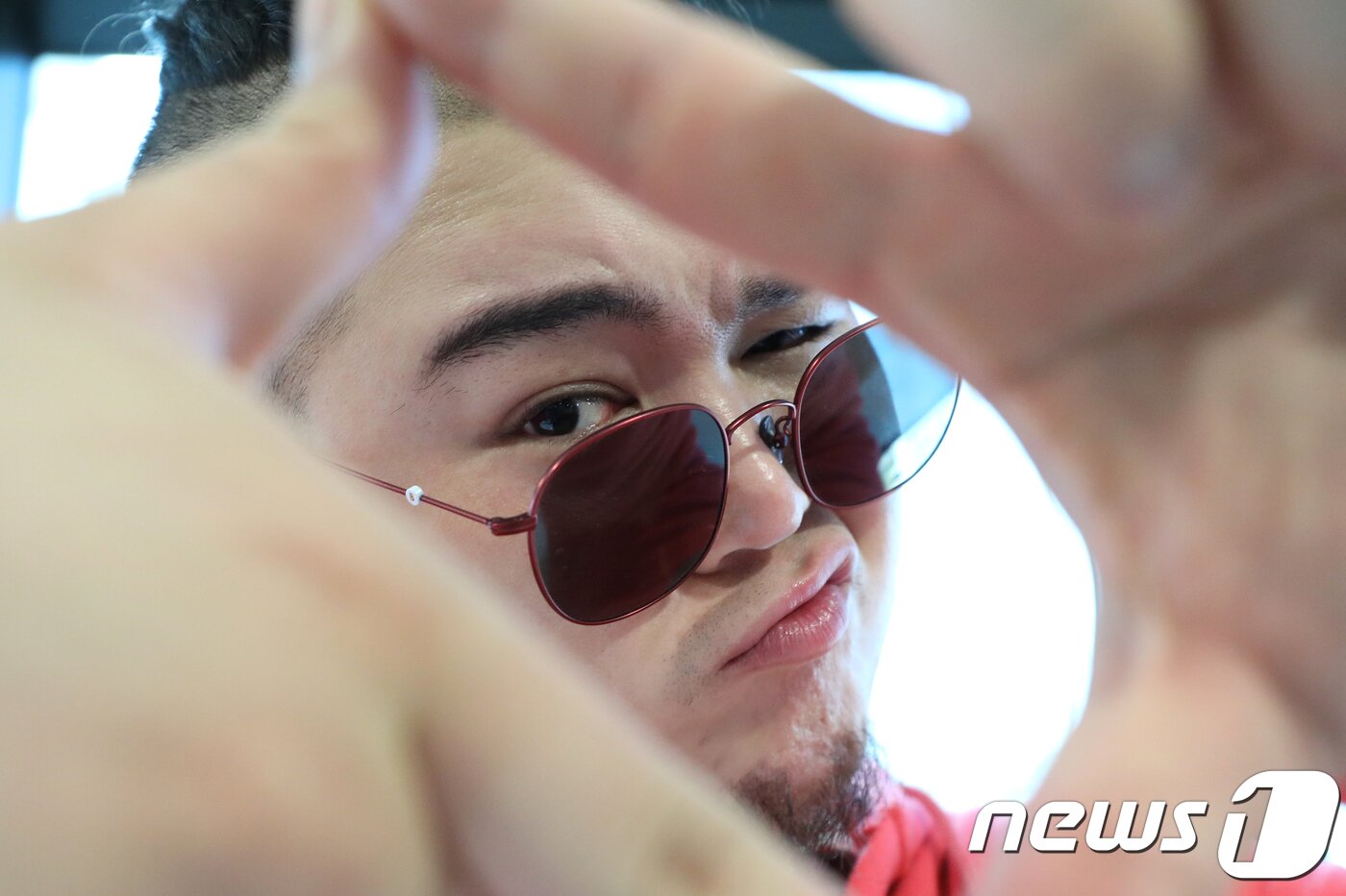 본문 이미지 - 래퍼 킬라그램이 뉴스1 본사를 찾아 인터뷰에 앞서 포즈를 취하고 있다. 2017.10.17/뉴스1 ⓒ News1 임세영 기자