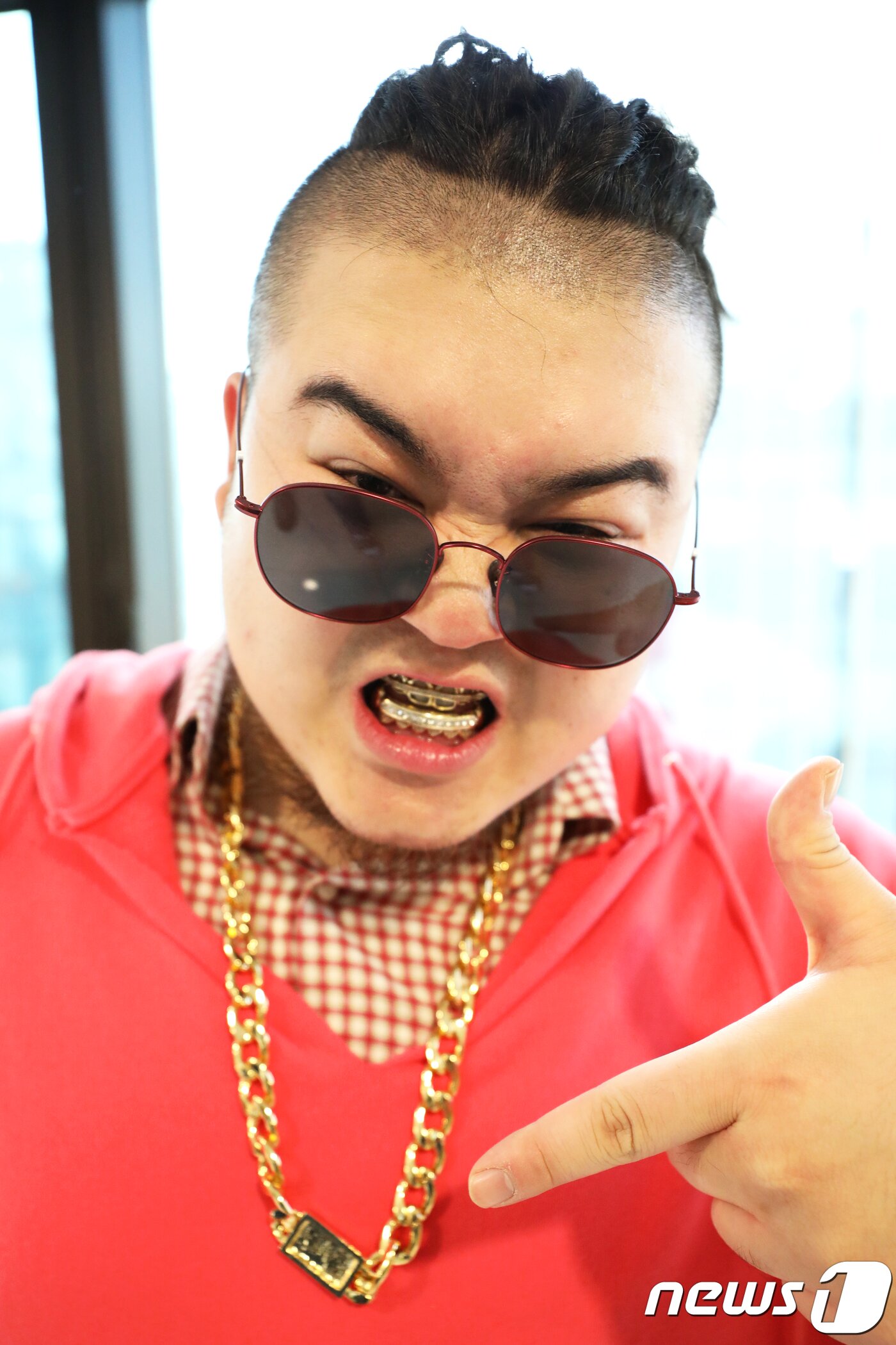 본문 이미지 - 래퍼 킬라그램이 뉴스1 본사를 찾아 인터뷰에 앞서 포즈를 취하고 있다. 2017.10.17/뉴스1 ⓒ News1 임세영 기자