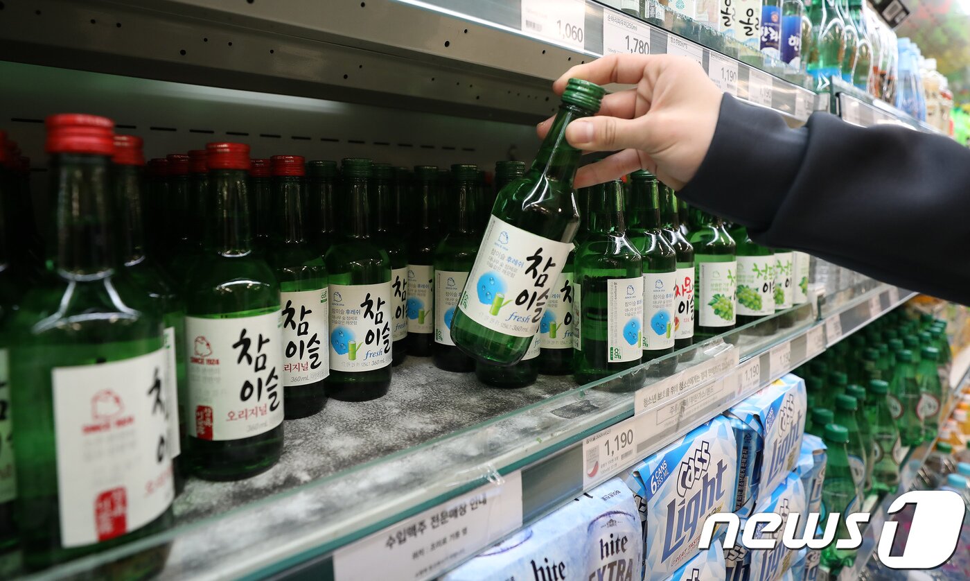 본문 이미지 - 서울의 한 대형마트에 참이슬이 진열돼 있다.  /뉴스1 ⓒ News1 박지혜 기자