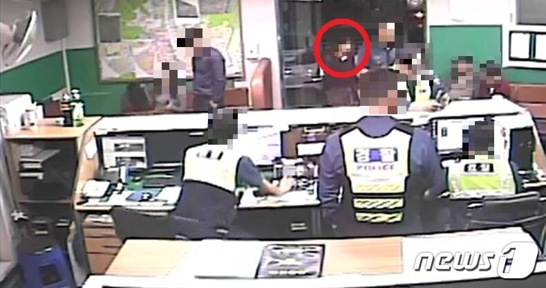 본문 이미지 - 17일 국회 행정안전위원회 소속 이재정 더불어민주당 의원이 공개한 서울 중랑경찰서 망우지구대 폐쇄회로(CC)TV 영상. 피해자 A양(14) 어머니(빨간 원)는 지난달 30일 밤 11시45분쯤 지구대를 찾았다. (이재정 의원실 제공) ⓒ News1