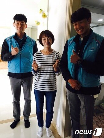 본문 이미지 - 양주수도관리단 윤아람 대리(좌)와 이종수 대리(우)가 수도관 청소 를 신청한 세대에 방문해 녹물을 깨끗이 제거한 뒤 신청자인 주부 임모씨와 포즈를 취하고 있다. ⓒ News1