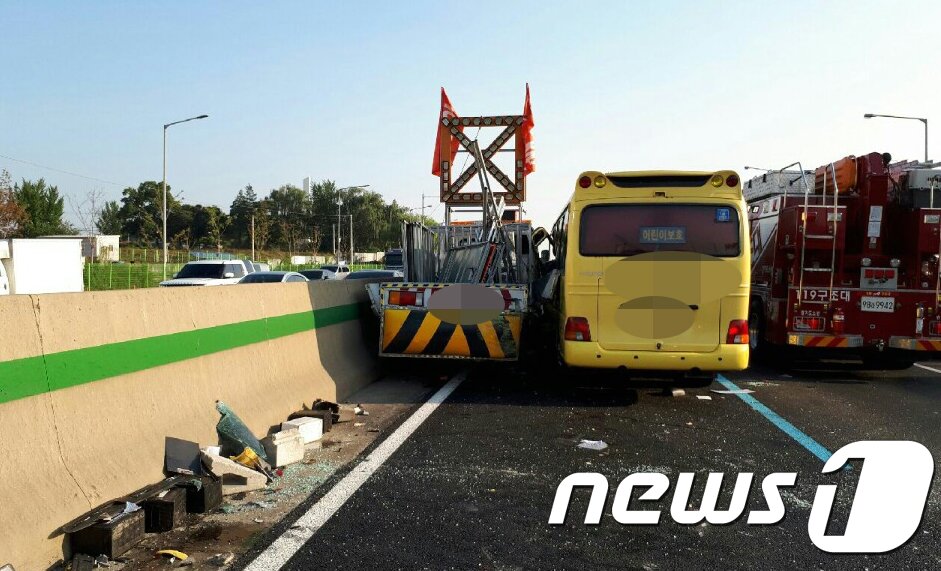 본문 이미지 - 17일 오후 3시40분께 경기 평택시 용이동 경부고속도로 하행선 안성나들목 부근에서 현장체험학습을 다녀오던 버스가 정차돼 있던 ‘사인카’를 추돌했다. 이 사고로 버스 기사가 숨지고 인솔 교사와 학생 등 10여명이 크고 작은 부상을 입었다.(경기도재난안전본부 제공)2017.10.17/뉴스1 ⓒ News1 최대호 기자