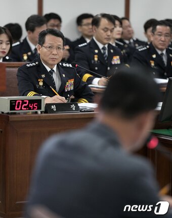 본문 이미지 - 김정훈 서울지방경찰청장이 지난 17일 서울 종로구 서울지방경찰청에서 열린 국회 행정안전위원회의 서울지방경찰청 국정감사에서 의원들의 질문을 듣고 있다. 2017.10.17/뉴스1 ⓒ News1 이승배 기자