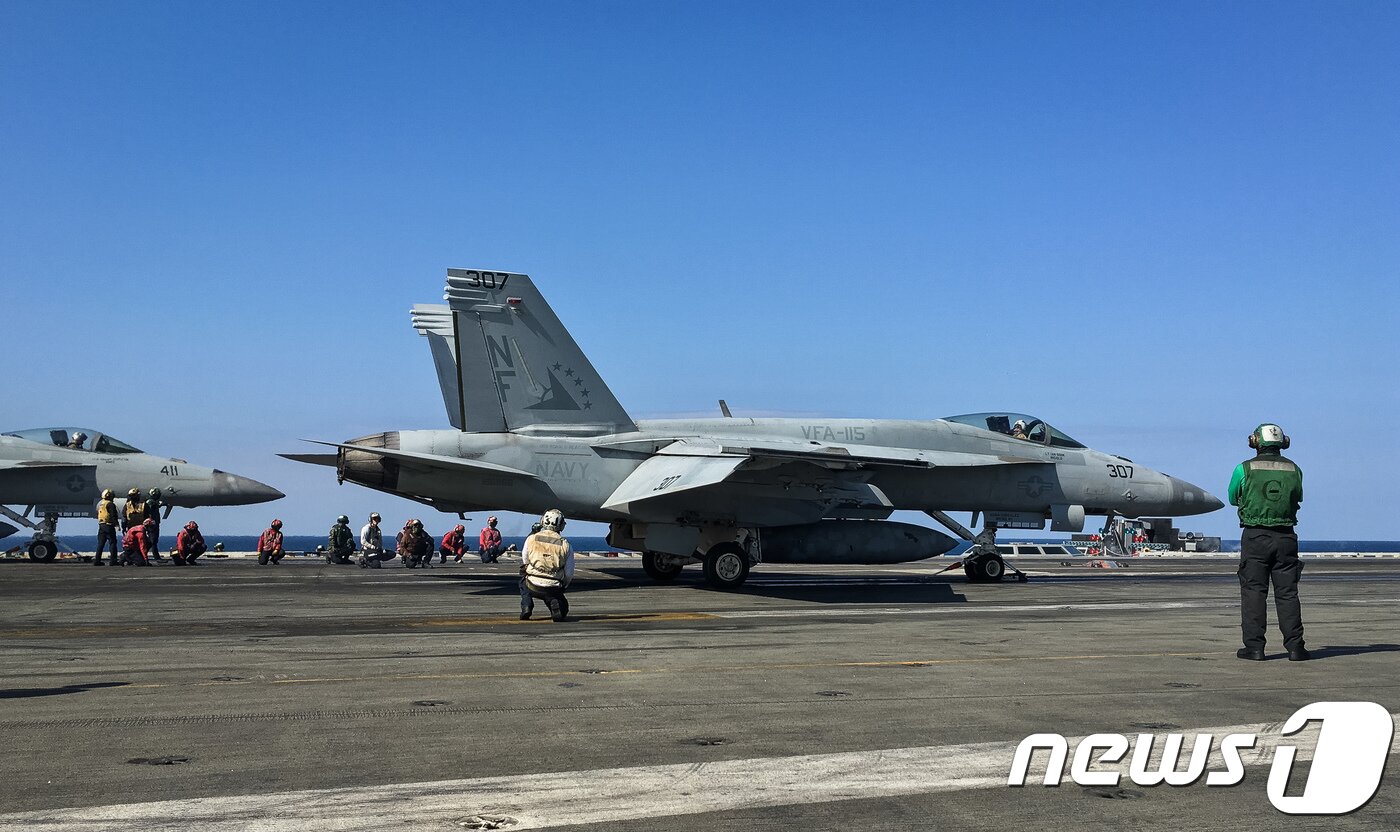 본문 이미지 - 미 핵추진 항공모함 로널드 레이건함에서 F/A-18E/F 슈퍼호넷 전투기가 출격을 대기하고 있다.  2017.10.17/뉴스1