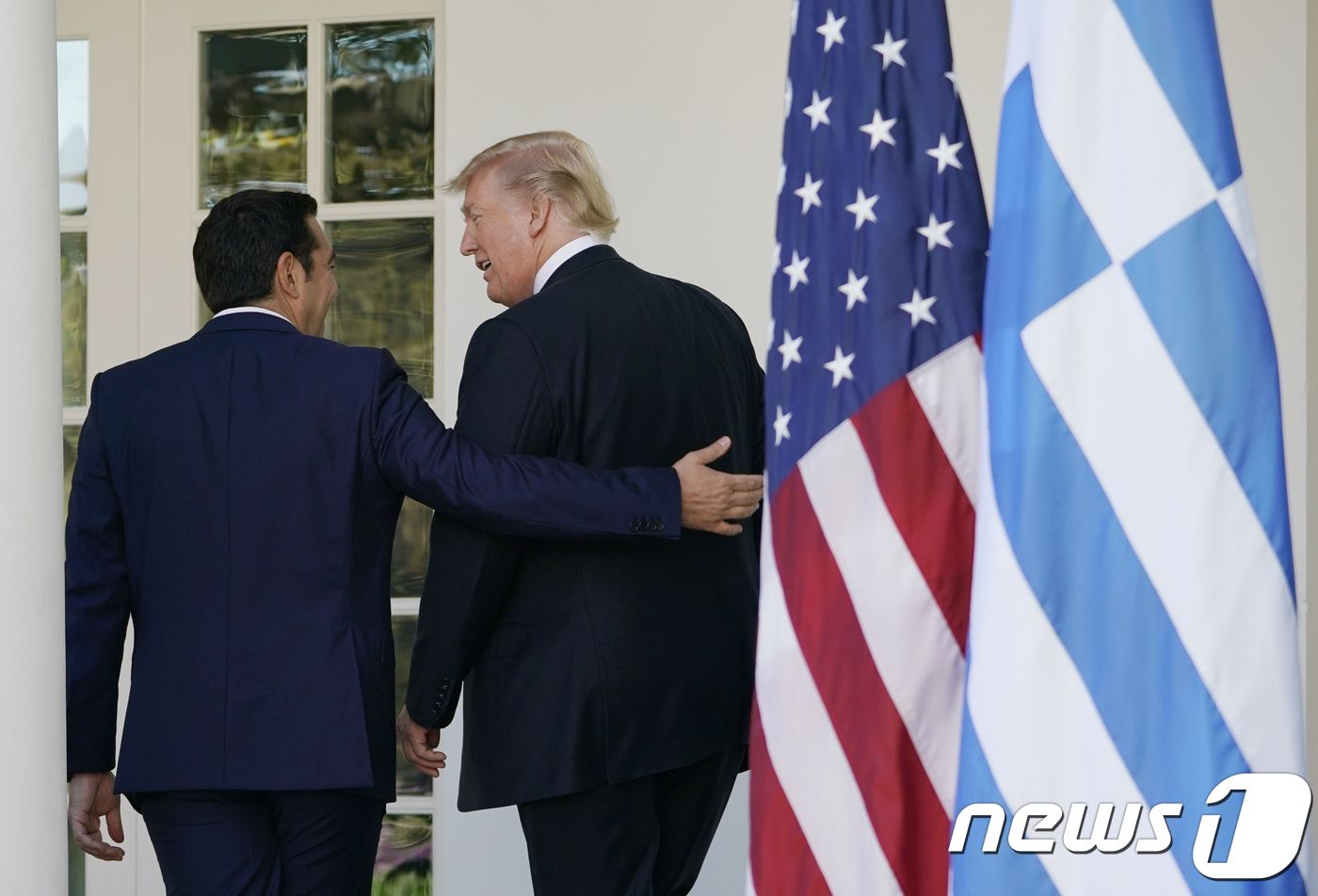 (워싱턴 AFP=뉴스1) 우동명 기자 = 도널드 트럼프 미국 대통령과 알렉시스 치프라스 그리스 총리가 17일 (현지시간) 워싱턴 백악관에서 정상회담을 한 뒤 돌아가고 있다.ⓒ AF …