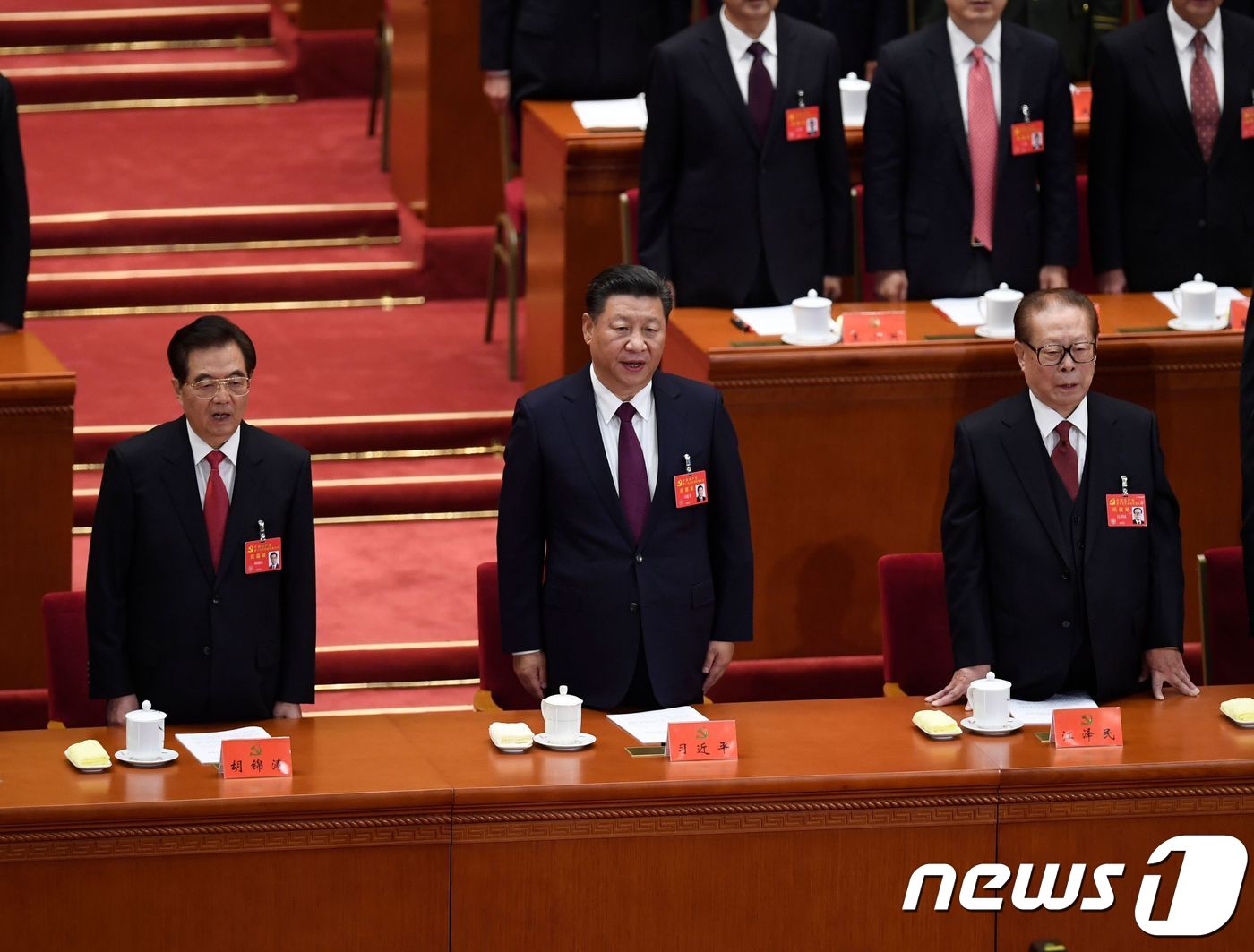 (베이징 AFP=뉴스1) 우동명 기자 = 시진핑 중국 국가 주석이 18일 (현지시간) 베이징 인민대회당의 중국 공산당 당대회 개막식에서 장쩌민, 후진타오 전 국가 주석과 국가를 부 …