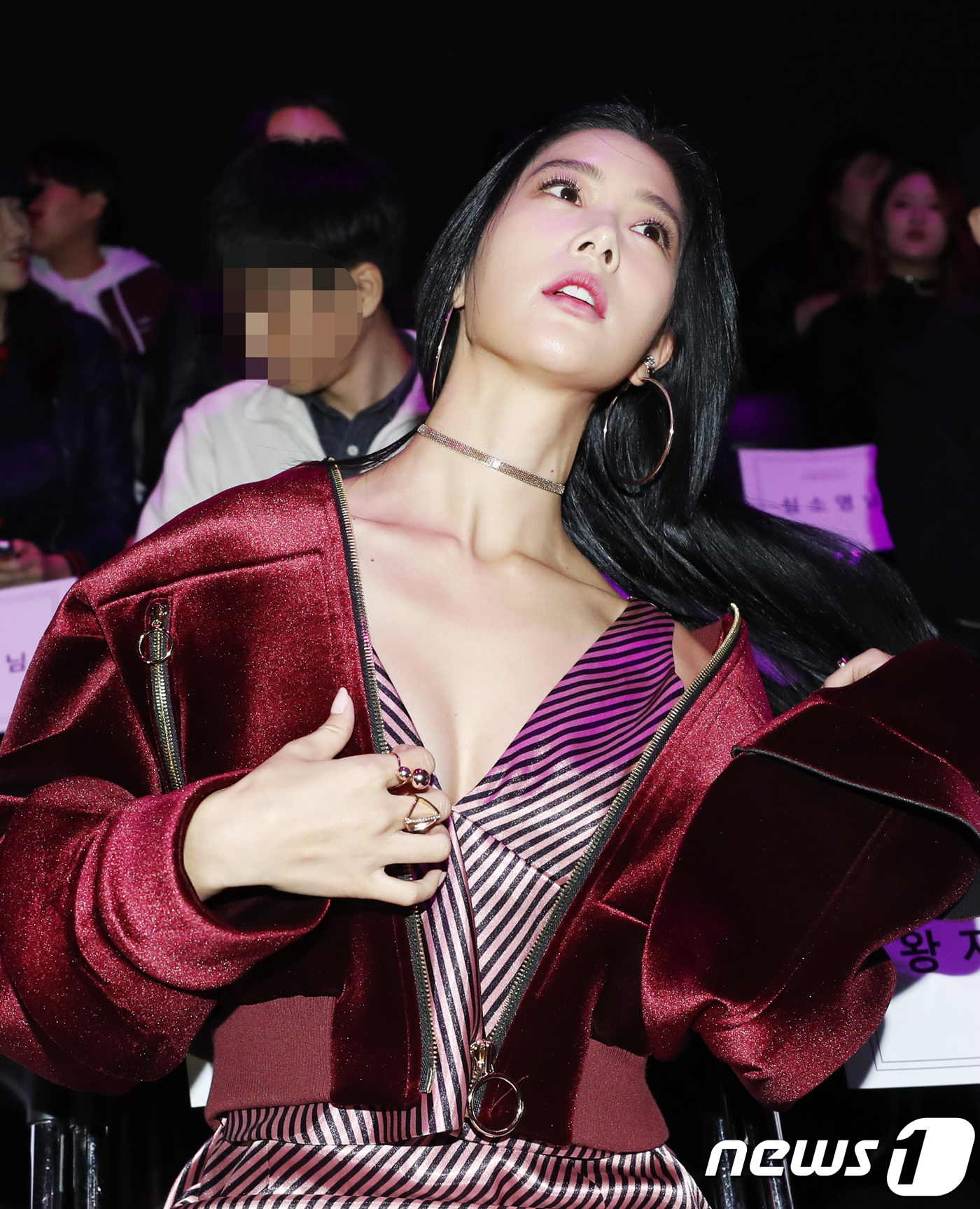 (서울=뉴스1) 권현진 기자 = 방송인 클라라가 18일 오후 서울 중구 동대문디자인플라자(DDP)에서 열린 ‘2018 S/S 헤라서울패션위크’  로맨시크 패션쇼에 참석해 매력을 발 …