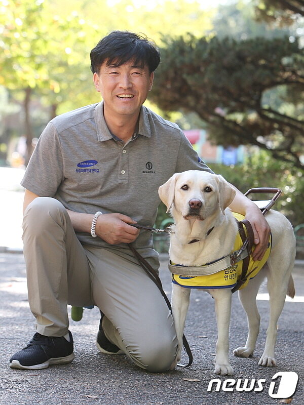 본문 이미지 - 신규돌 훈련사와 후보견 자몽. 안내견학교는 삼성화재가 용인 에버랜드에 위탁해 운영 중이다.(사진 안내견학교 제공) ⓒ News1