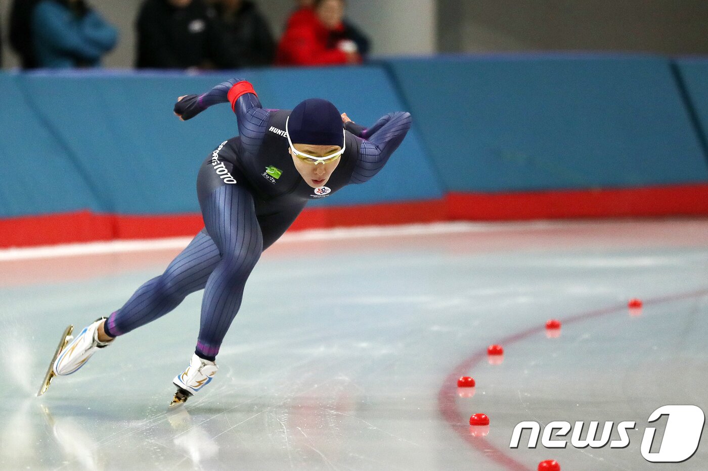 본문 이미지 - '빙속여제' 이상화가 18일 오후 서울 노원구 태릉국제스케이트장에서 열린 '제52회 전국남녀 종목별 스피드 선수권 대회' 겸 '2017~18 국제빙상경기연맹(ISU) 스피드 월드컵 파견대표 선발전' 여자부 500m 경기 1차전에서 역주하고 있다. 2017.10.18/뉴스1 ⓒ News1 민경석 기자