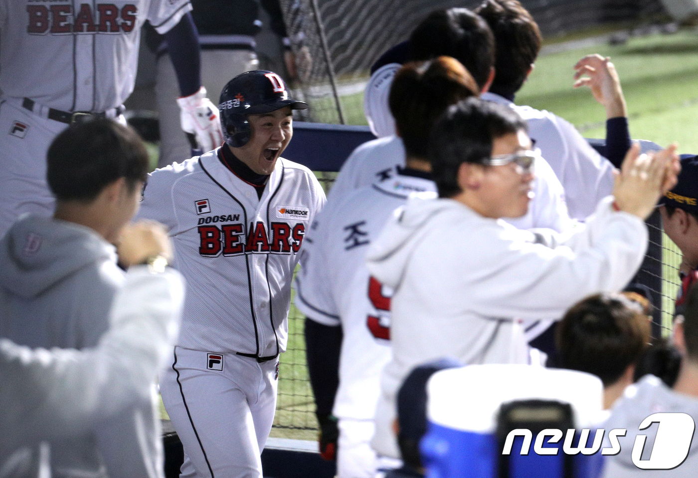 (서울=뉴스1) 신웅수 기자 = 18일 오후 서울 잠실야구장에서 열린 '2017 프로야구 KBO 포스트시즌 플레이오프' 2차전 NC 다이노스와 두산 베어스의 경기 두산 6회말 무사 …