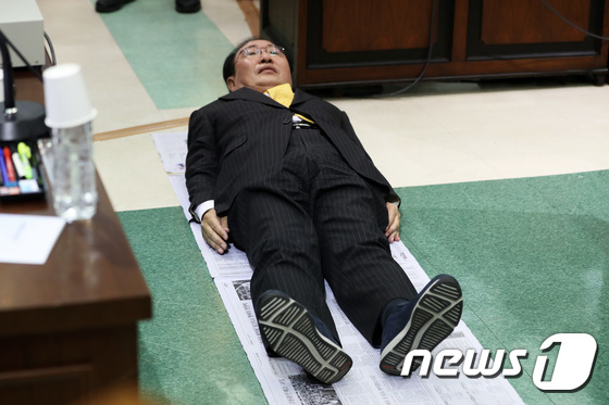 [국감] 국감장 바닥에 드러누운 노회찬 의원