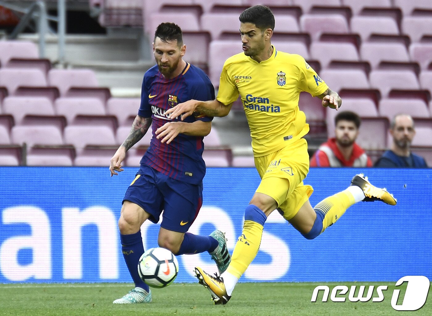 본문 이미지 - 이날 라스 팔마스는 유니폼 상의에 스페인 국기를 달고 뛰었다. ⓒ AFP=News1
