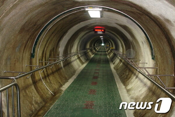 본문 이미지 - 총 길이 1635m의 제3땅굴. 파주시 제공.ⓒ News1