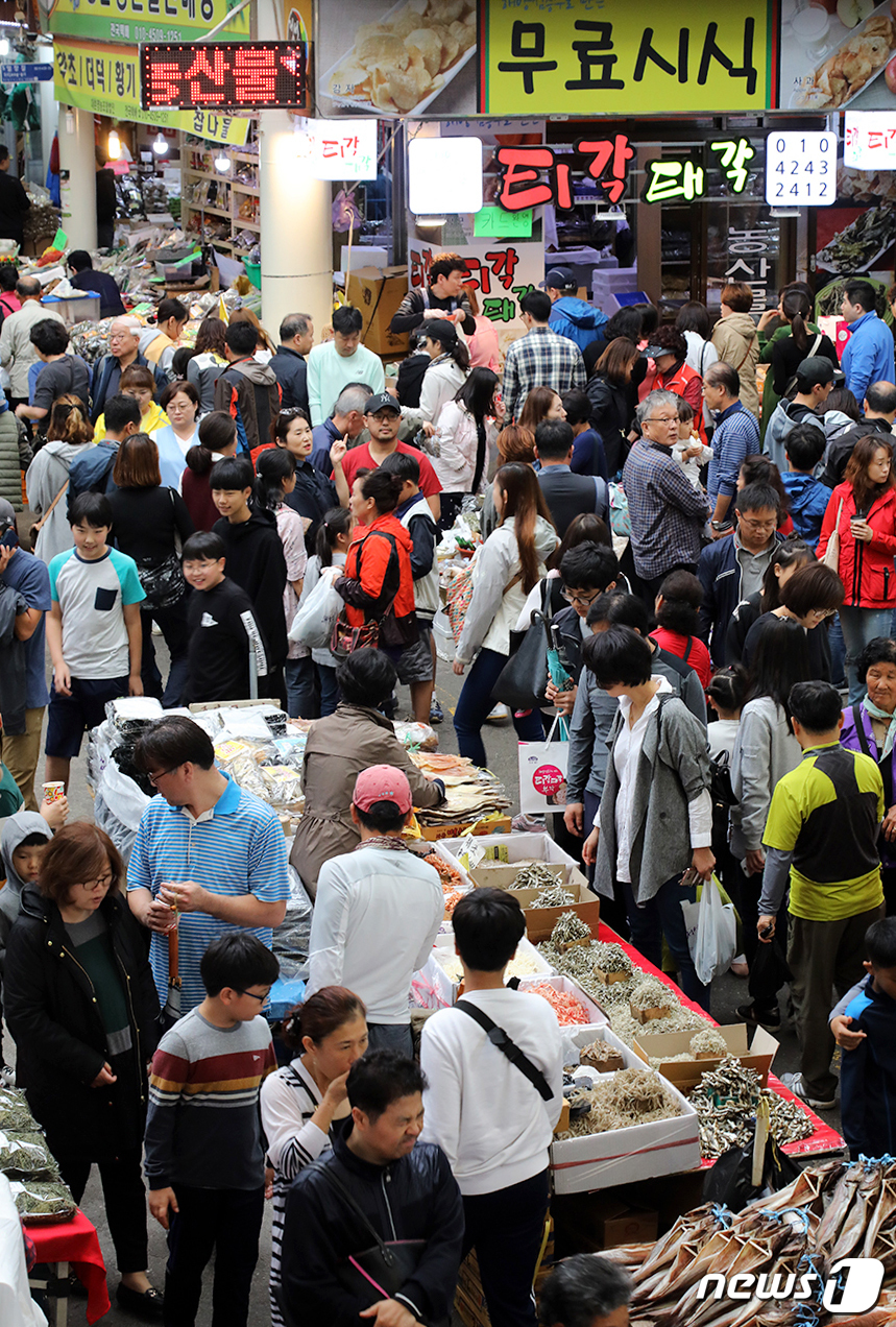 북적이는 정선5일장 - 뉴스1