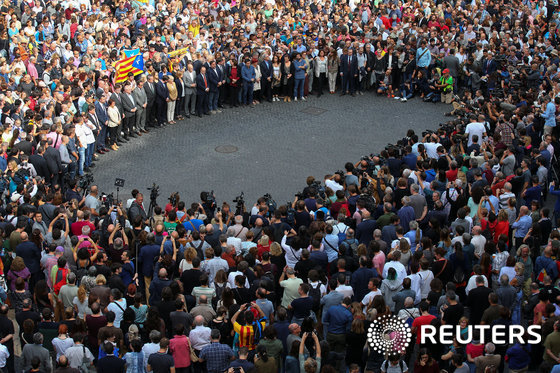 [사진] 자축 집회 갖는 카탈루냐 독립 지지자들