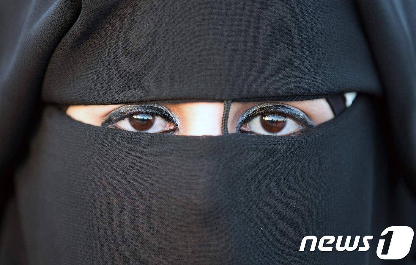 본문 이미지 - 캐나다 퀘벡주에서 18일(현지시간) 통과된 공무원 복면 착용 금지법이 전 세계적으로 일고 있는 부르카 논쟁에 불을 지폈다. ⓒ AFP=뉴스1