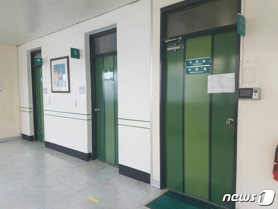 본문 이미지 - 전북 익산시 망성면에 위치한 하림 본사 내 김홍국 회장의 집무실 외관. ⓒ News1