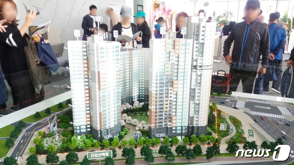 본문 이미지 - 라온건설이 선보이는 '면목 라온 프라이빗' 단지 모형. ⓒ News1