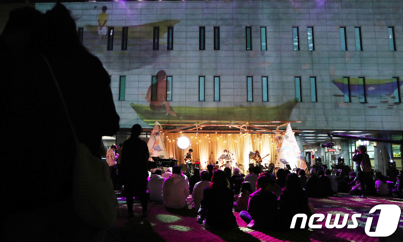 (서울=뉴스1) 이재명 기자 = 20일 오후 서울 세종대로 세종문화회관에서 열린 친환경 축제 ‘에브리데이 얼스데이 페스티벌’에서 밴드 Tweed 공연 무대 위로 미디어 파사드가 펼 …