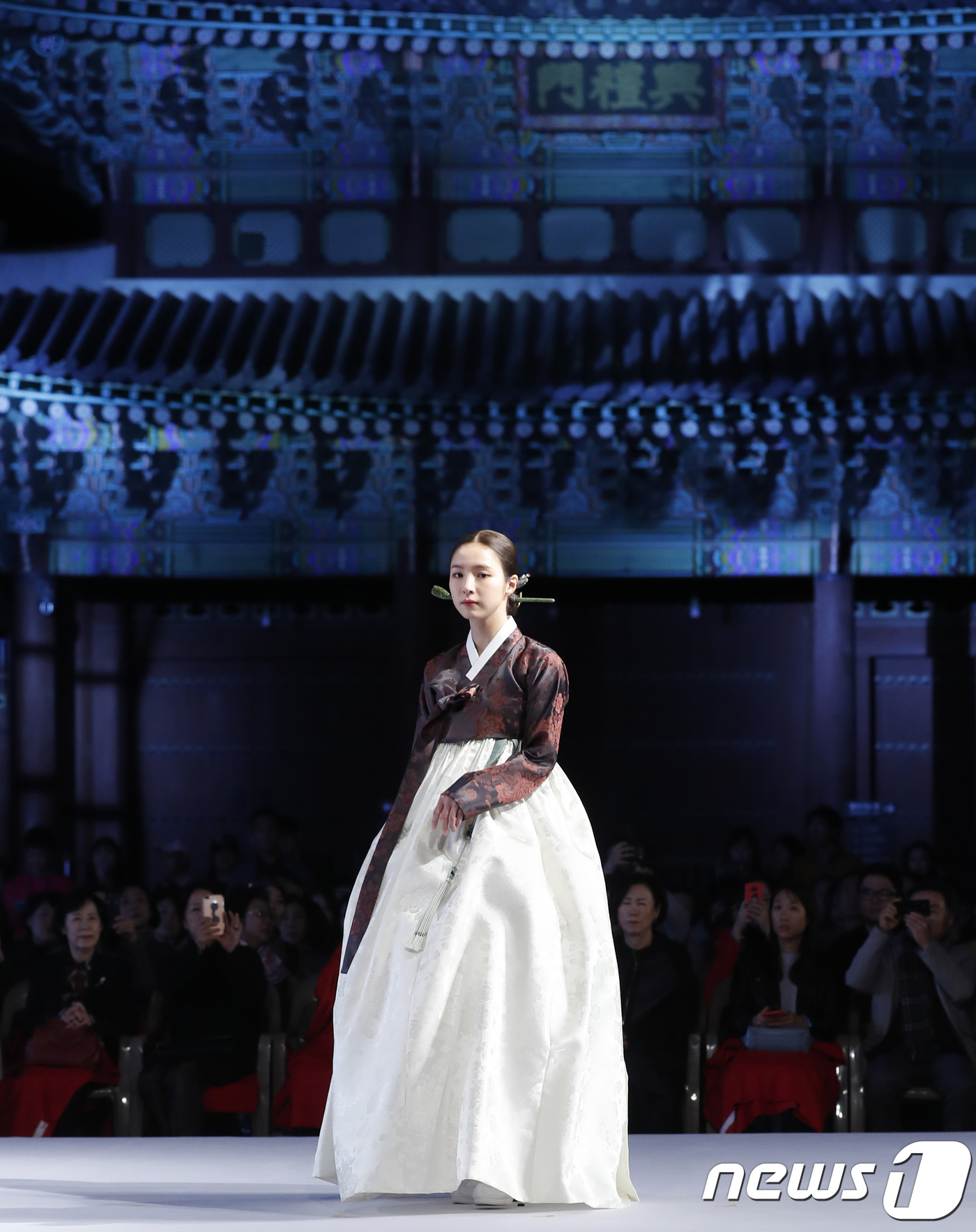 (서울=뉴스1) 권현진 기자 = 배우 신세경이 20일 오후 서울 경복궁에서 열린 ‘2017 한복의 날 경복궁 달빛 한복패션쇼’에 참석해 고운 한복 자태를 뽐내고 있다. 2017.1 …