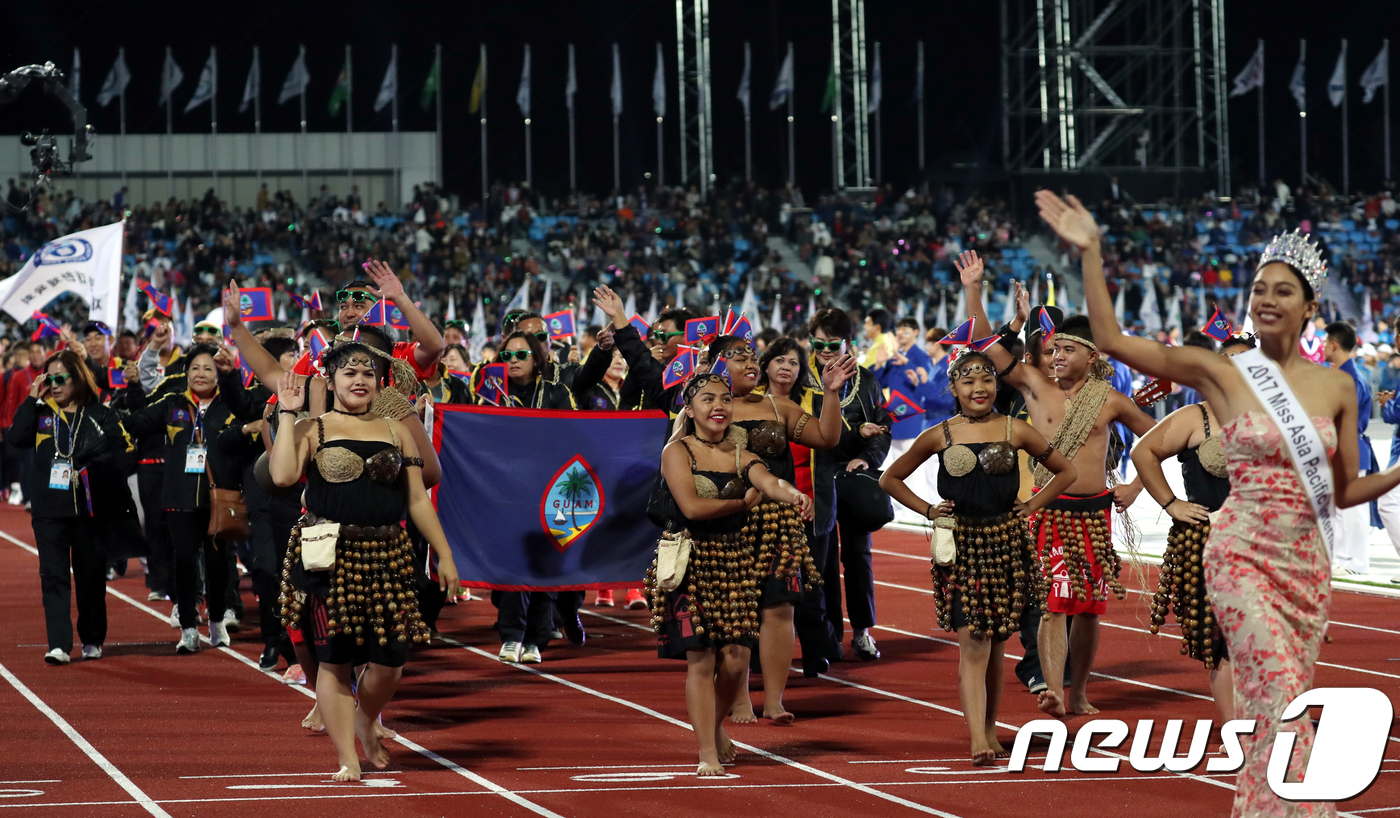 (충주=뉴스1) 김용빈 기자 = 20일 오후 충북 충주시종합운동장에서 열린 제98회 전국체육대회 개막식에서 괌 재외 선수단이 입장하고 있다. 전국체전은 생명중심 충북에서 세계중심 …