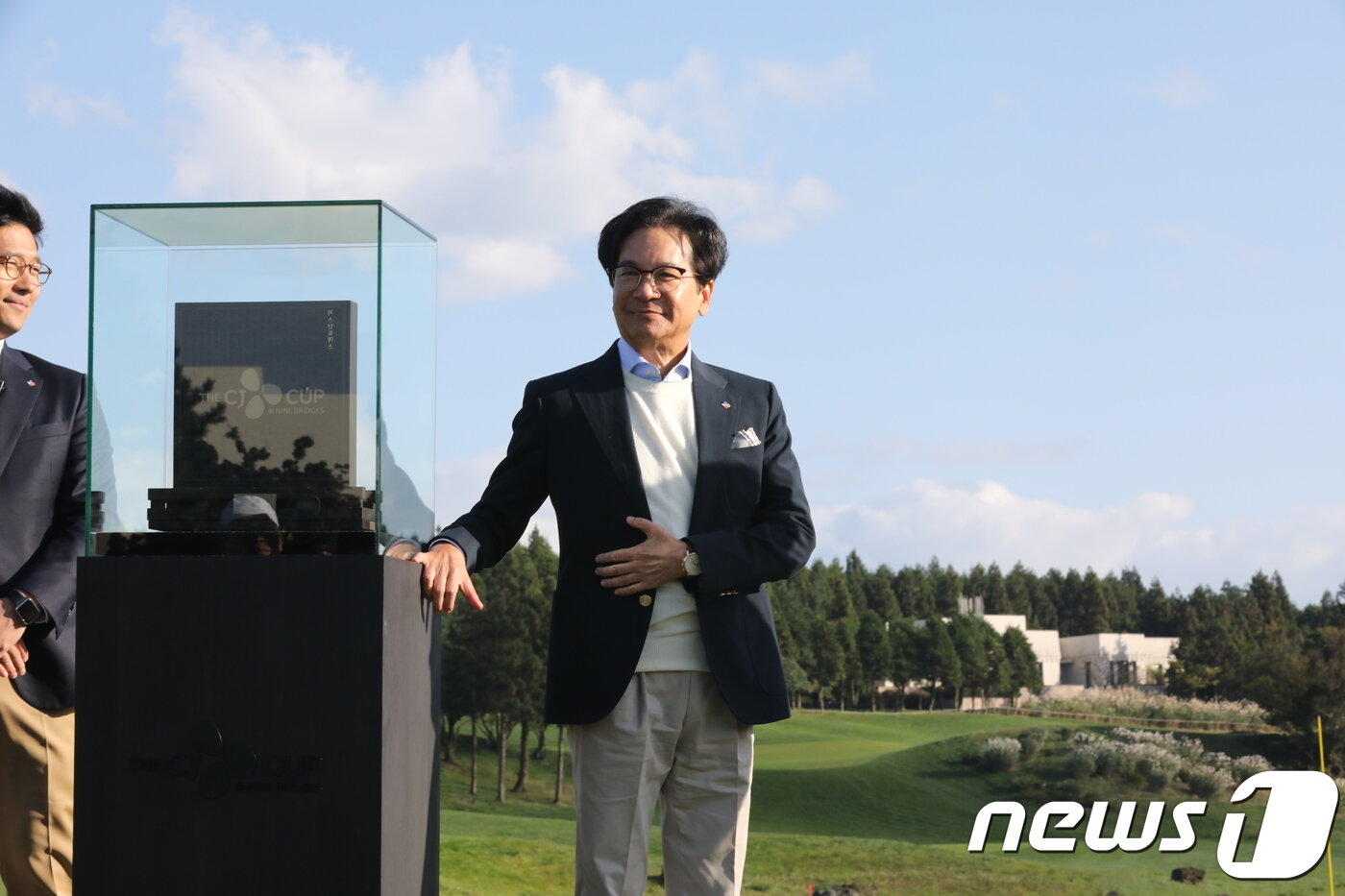 본문 이미지 - 이재현 CJ 회장이 지난해 10월 제주 서귀포시 나인브릿지에서 열린 PGA 투어(미국프로골프투어) 정규대회 '더 CJ컵 @나인브릿지' 최종라운드 경기가 끝난 후 시상을 위해 트로피 옆에 서 있다.2017.10.22/뉴스1 ⓒ News1 임세영 기자