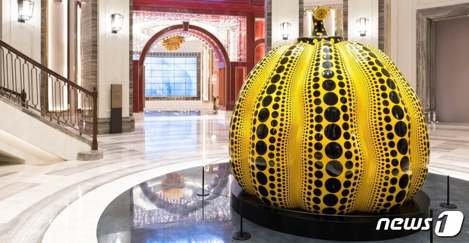 본문 이미지 - 파라다이스시티에 전시된 쿠사마 야요이의 '노란호박'. 호텔스컴바인 제공.ⓒ News1