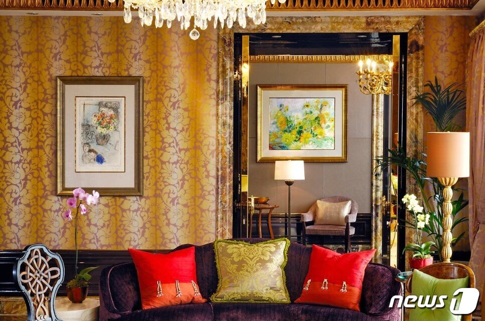 본문 이미지 - 곳곳에 유명 작가들의 작품들이 비치된 더 세인트 레지스 싱가포르. 호텔스컴바인 제공.ⓒ News1