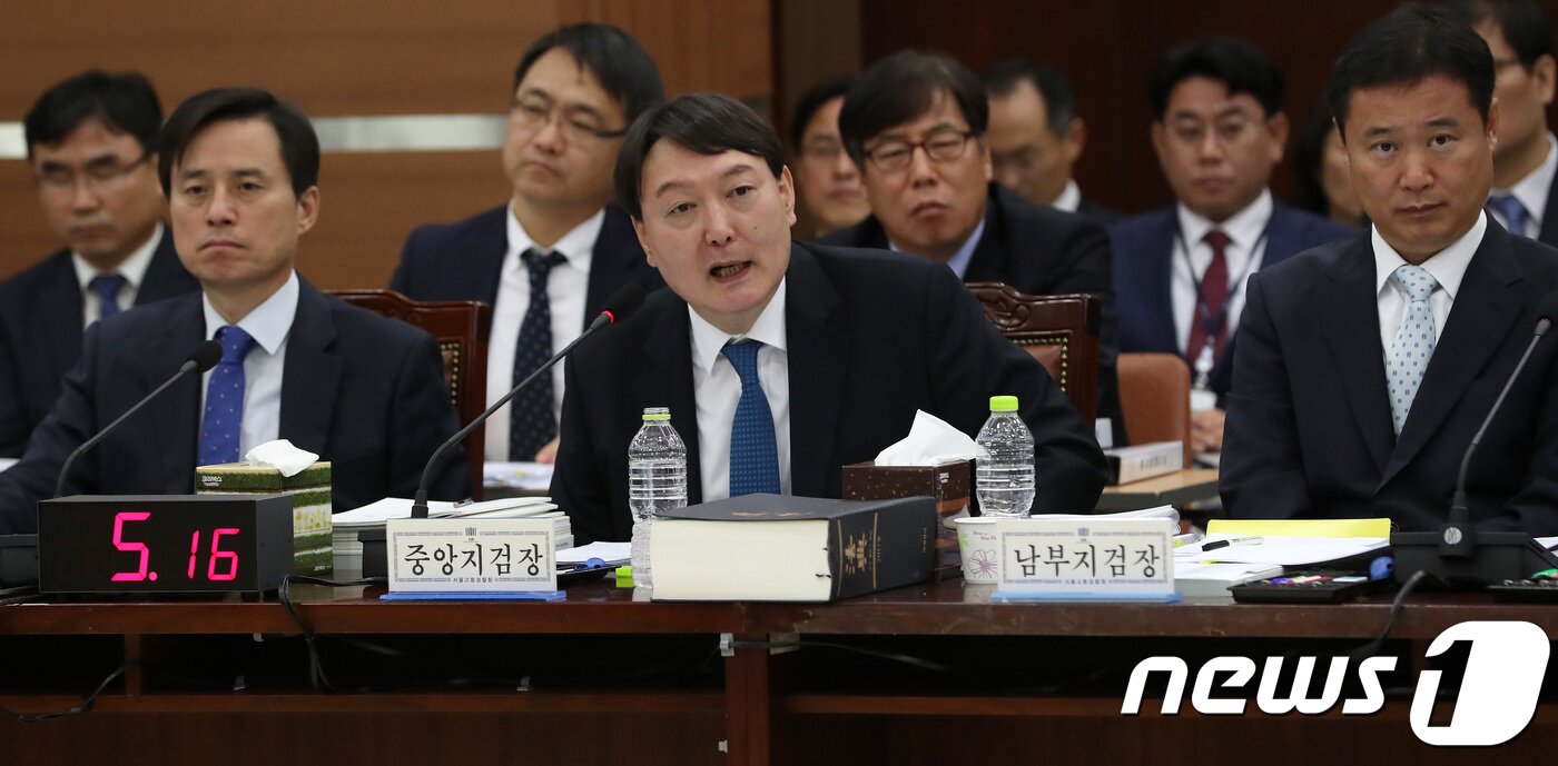 본문 이미지 - 윤석열 서울중앙지검장이 23일 서울 서초구 서울고검에서 열린 법제사법위원회의 서울고검 및 산하 지검ㆍ지청에 대한 국정감사에서 의원들의 질문에 답하고 있다. 윤 지검장은 국가정보원의 대선개입 수사에 검찰 윗선의 외압이 있었다고 국정감사에서 폭로한지 약 4년 만에 다시 국감장에 섰다. 2017.10.23/뉴스1 ⓒ News1 오대일 기자