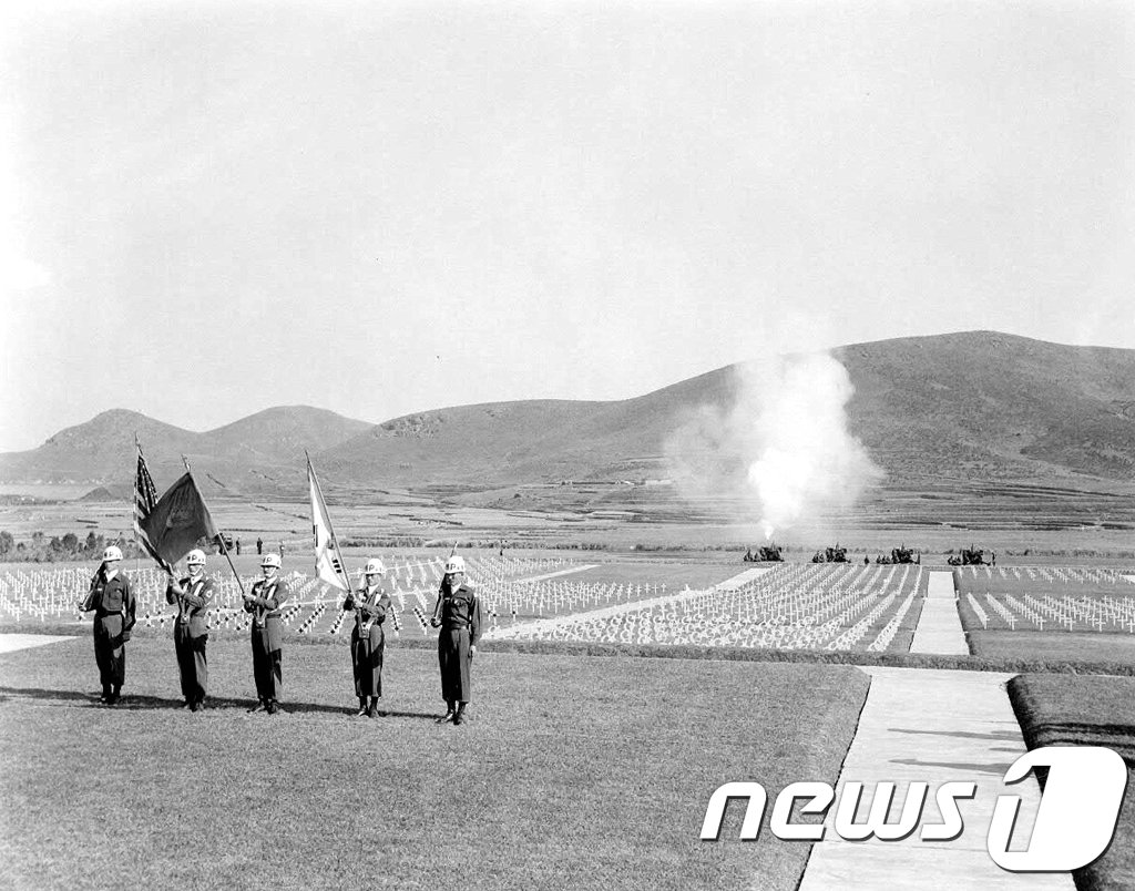 행정안전부 국가기록원이 공개한 1959년 부산 유엔군 묘지 전경&#40;국가기록원 제공&#41; 2017.10.23/뉴스1