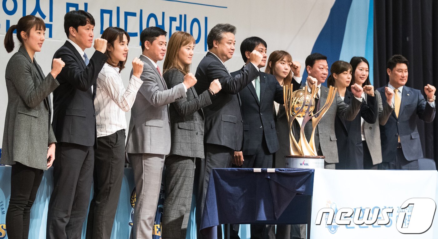 본문 이미지 - 23일 서울 서초구 더케이호텔에서 열린 2017-2018 신한은행 여자프로농구(WKBL) 미디어데이에서 6개 구단 감독과 대표선수들이 포즈를 취하고 있다. 왼쪽부터 우리은행 박혜진, 위성우 감독, 신한은행 김단비, 신기성 감독, 삼성생명 배혜윤, 임근배 감독, KEB하나은행 이환우 감독, 백지은, KDB생명 김영주 감독, 이경은, KB스타즈 강아정, 안덕수 감독. 2017.10.23/뉴스1 ⓒ News1 유승관 기자