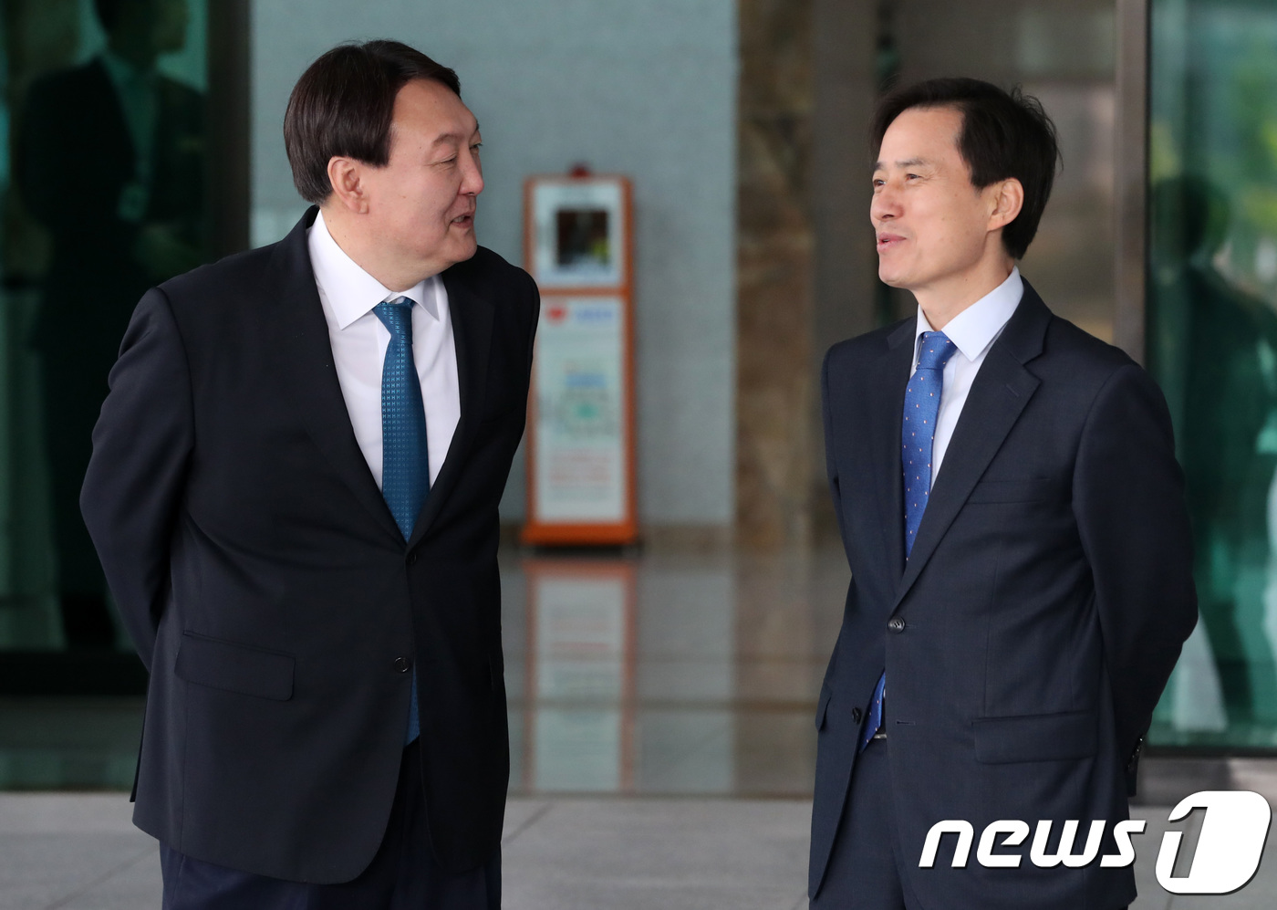 (서울=뉴스1) 오대일 기자 = 조은석 서울고검장(오른쪽)과 윤석열 서울중앙지검장이 23일 서울 서초구 서울고검에서 열린 법제사법위원회의 서울고검 및 산하 지검ㆍ지청에 대한 국정감 …