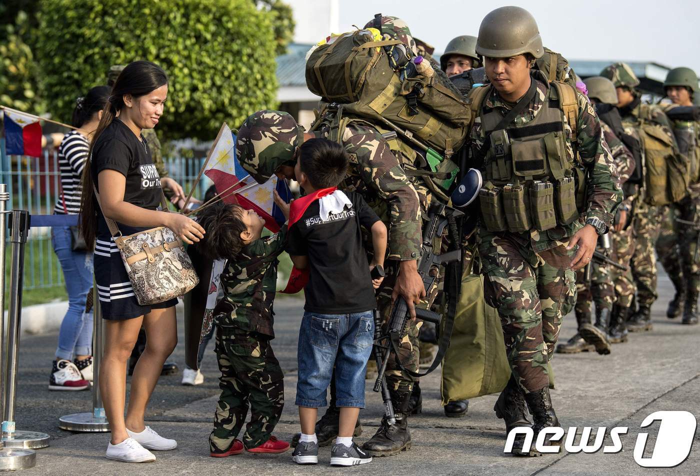 본문 이미지 - 필리핀 마닐라에서 마라위 참전 정부군을 맞는 시민들 ⓒ AFP=뉴스1