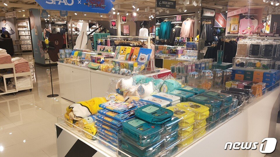 본문 이미지 - 스파오 명동점 4층 '콜라보레이션 아일랜드' 안쪽에선 어드벤처타임 캐릭터를 활용한 다양한 상품을 판매했다.ⓒ News1