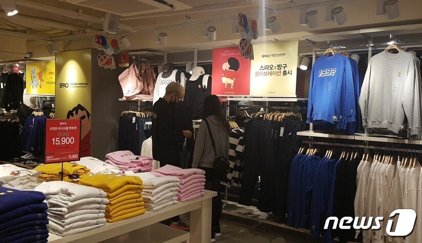 본문 이미지 - 스파오 명동점 4층 '콜라보레이션 아일랜드'에선 짱구·포켓몬·핑크팬더·심슨·라인프렌즈  등 다양한 캐릭터 상품을 한 자리에서 만나볼 수 있다. News1 김민석 기자