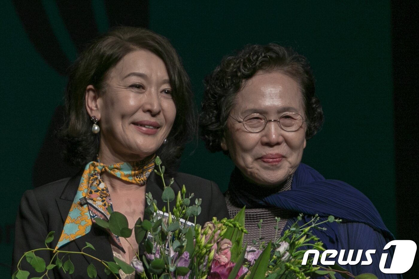 본문 이미지 -  한국연극인복지재단 이취임식 행사에서 윤석화(왼쪽) 신임 이사장과 박정자 초대 이사장./뉴스1 ⓒ News1 