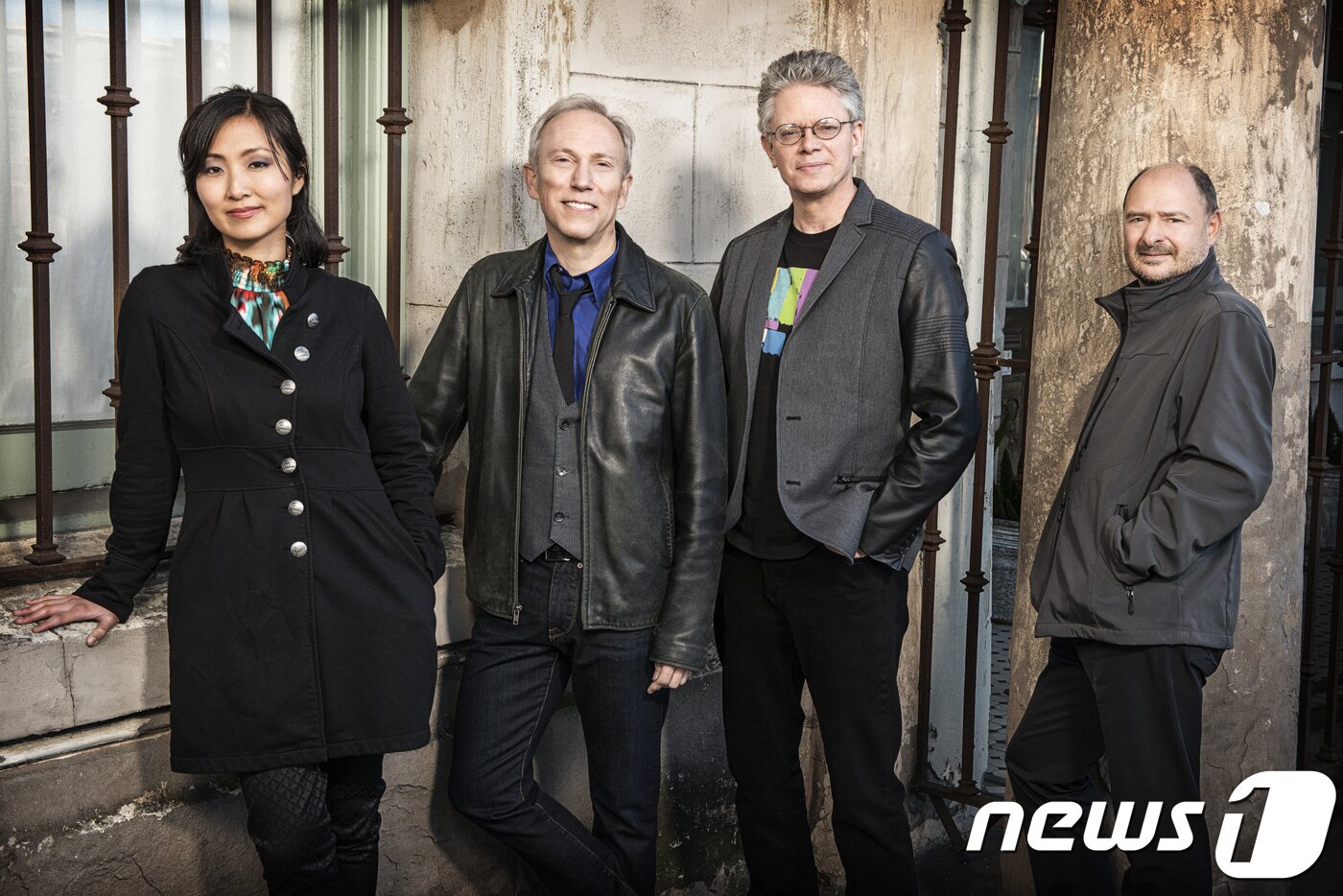 본문 이미지 - 크로노스 콰르텟 단원인 첼로 연주자 서니 양(양정인, 왼쪽부터) 비올라 연주자 행크 더트(Hank Dutt) 제1바이올린 연주자 데이비드 해링턴(David Harrington) 제2바이올린 연주자 존 셔바(John Sherba). 크로노스 콰르텟 내한공연이 11월 21일 오후 8시 서울 강남구 역삼동 LG아트센터에서 열린다. (LG아트센터 제공) 2017.10.26/뉴스1 ⓒ News1 박정환 기자