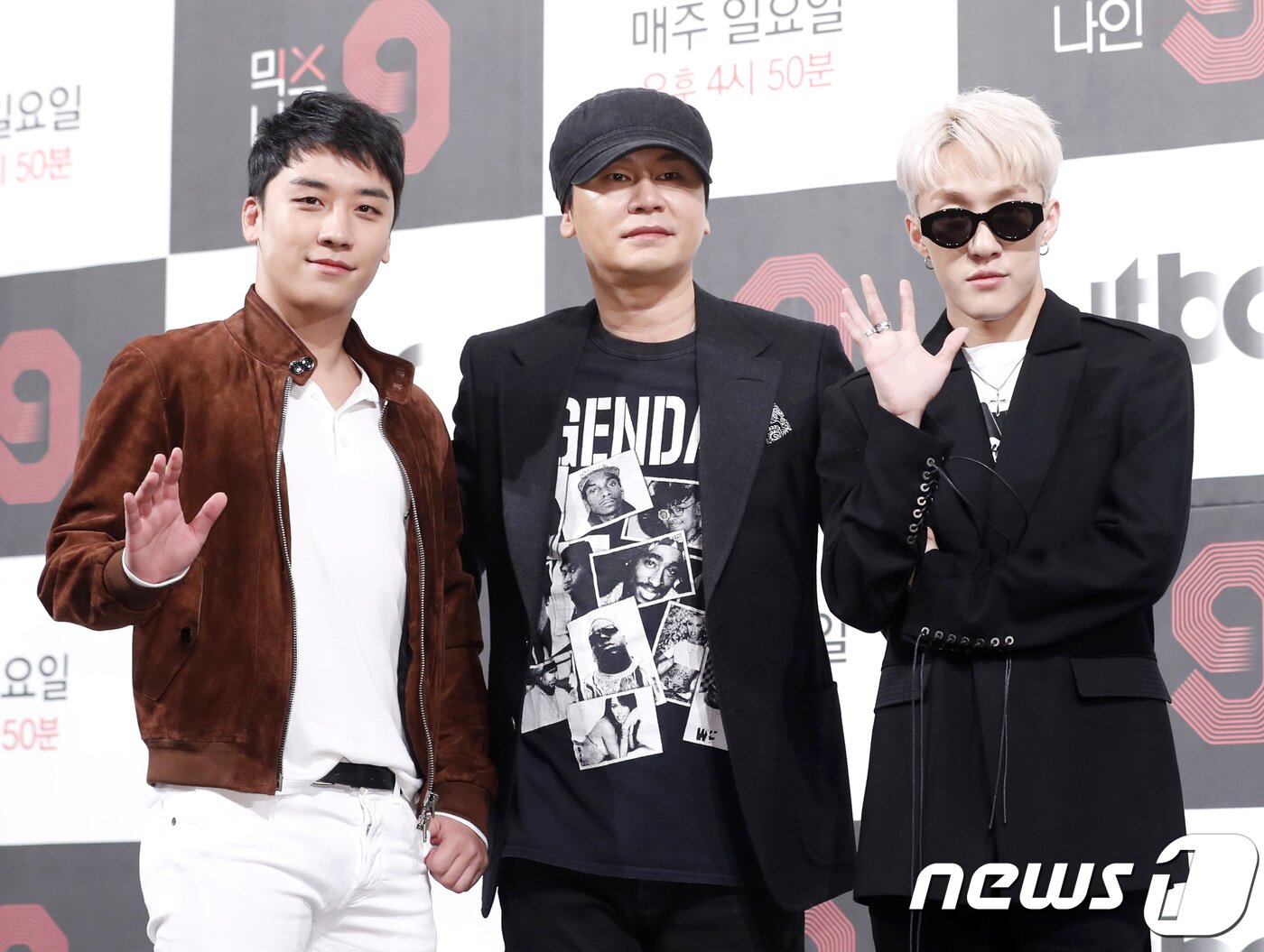 본문 이미지 - 빅생 승리(왼쪽부터), 양현석 yg 대표, 자이언티가 27일 오후 서울 강남구 논현동 임피리얼 팰리스 호텔에서 열린 JTBC ‘믹스나인’(연출 유성모, 이상윤, 강지은, 박상현) 제작발표회에 참석해 포즈를 취하고 있다. '믹스나인'은 빅뱅, 위너, 아이콘, 블랙핑크 등을 배출해낸 국내 최고의 연예 기획사 YG엔터테인먼트의 양현석이 직접 전국 각지의 기획사를 돌아다니며 새 아이돌 스타를 찾는 프로그램이다. 2017.10.27./뉴스1 ⓒ News1 권현진 기자