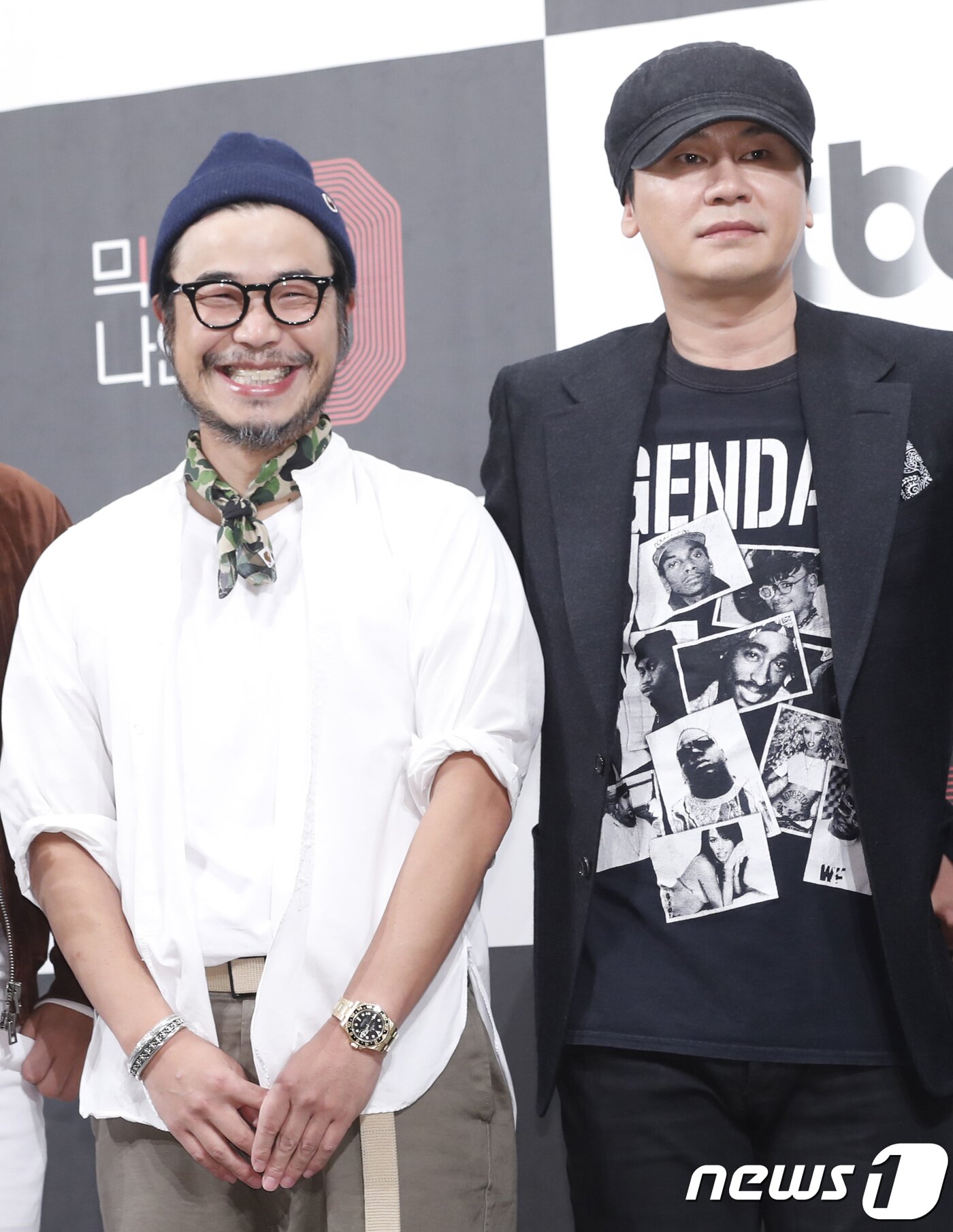 본문 이미지 - 한동철 pd, 양현석 yg 대표(오른쪽)가 27일 오후 서울 강남구 논현동 임피리얼 팰리스 호텔에서 열린 JTBC ‘믹스나인’(연출 유성모, 이상윤, 강지은, 박상현) 제작발표회에 참석해 포즈를 취하고 있다. '믹스나인'은 빅뱅, 위너, 아이콘, 블랙핑크 등을 배출해낸 국내 최고의 연예 기획사 YG엔터테인먼트의 양현석이 직접 전국 각지의 기획사를 돌아다니며 새 아이돌 스타를 찾는 프로그램이다. 2017.10.27./뉴스1 ⓒ News1 권현진 기자