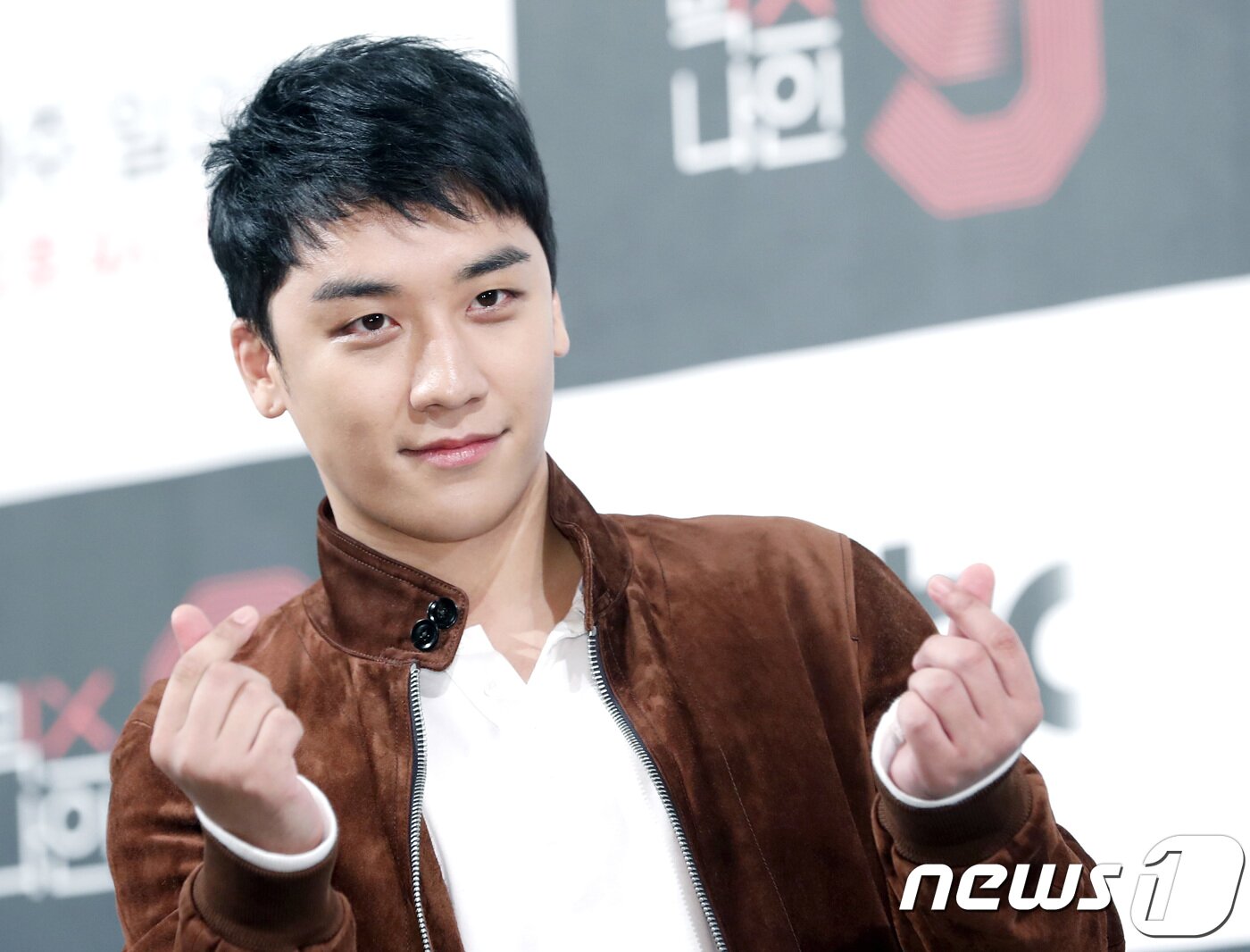 본문 이미지 - 빅뱅 승리가 27일 오후 서울 강남구 논현동 임피리얼 팰리스 호텔에서 열린 JTBC ‘믹스나인’(연출 유성모, 이상윤, 강지은, 박상현) 제작발표회에 참석해 포즈를 취하고 있다. '믹스나인'은 빅뱅, 위너, 아이콘, 블랙핑크 등을 배출해낸 국내 최고의 연예 기획사 YG엔터테인먼트의 양현석이 직접 전국 각지의 기획사를 돌아다니며 새 아이돌 스타를 찾는 프로그램이다. 2017.10.27./뉴스1 ⓒ News1 권현진 기자