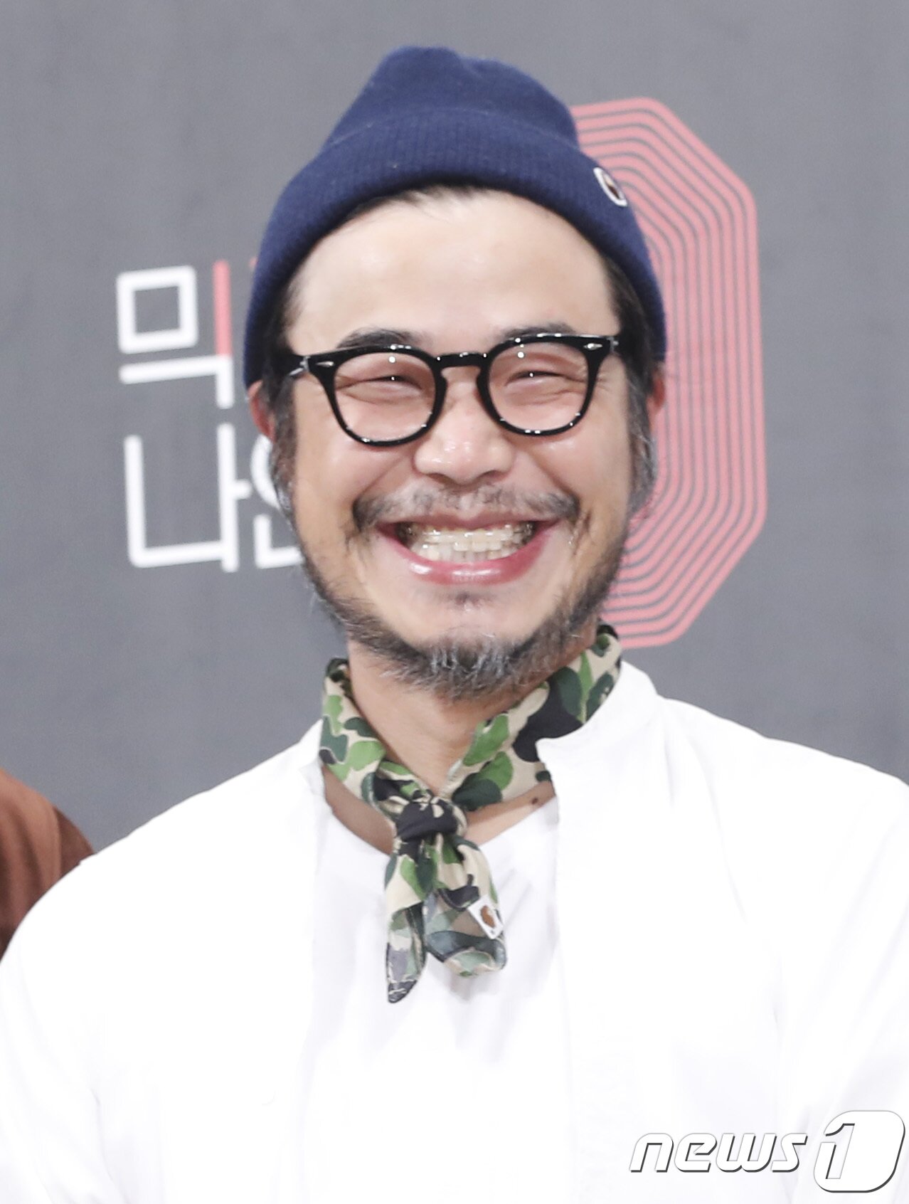 본문 이미지 - 한동철 PD가 27일 오후 서울 강남구 논현동 임피리얼 팰리스 호텔에서 열린 JTBC ‘믹스나인’(연출 유성모, 이상윤, 강지은, 박상현) 제작발표회에 참석해 포즈를 취하고 있다. '믹스나인'은 빅뱅, 위너, 아이콘, 블랙핑크 등을 배출해낸 국내 최고의 연예 기획사 YG엔터테인먼트의 양현석이 직접 전국 각지의 기획사를 돌아다니며 새 아이돌 스타를 찾는 프로그램이다. 2017.10.27./뉴스1 ⓒ News1 권현진 기자