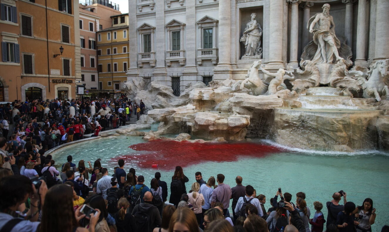 본문 이미지 -  이탈리아 로마의 명물 트레비 분수가 26일(현지시간) 핏빛으로 변했다. (출처:트위터)