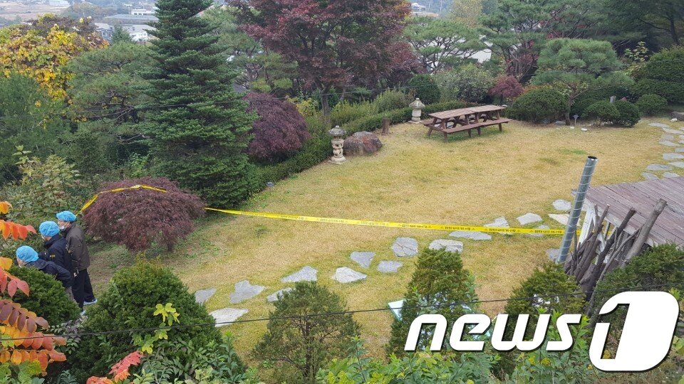 본문 이미지 - 엔씨소프트 윤송이 사장의 부친이자 김택진 대표의 장인 윤모씨(68)가 피살된 경기 양평군 서종면 자택 정원. ⓒ News1 최대호 기자