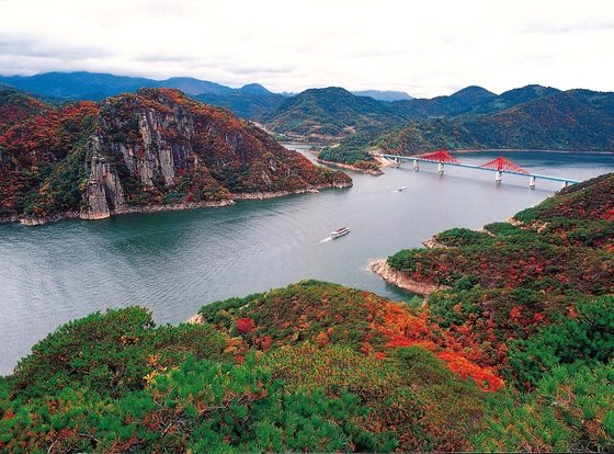 본문 이미지 - 옥순봉에서 바라본 가을 풍경 ⓒ News1