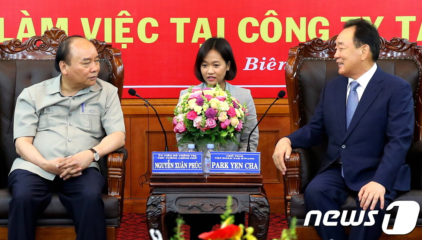 본문 이미지 - 박연차 태광실업그룹 회장(사진 오른쪽)이 베트남 현지공장(태광비나)을 방문한 응웬 쑤언 푹 베트남 총리와 대회의실에서 면담하고 있다.ⓒ News1