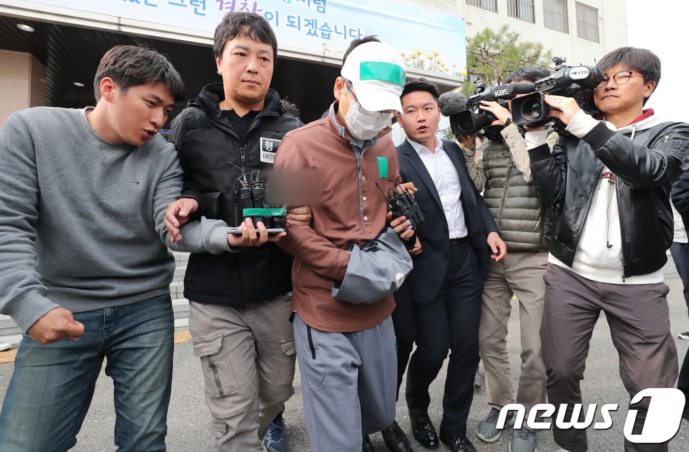 본문 이미지 - 엔씨소프트 윤송이 사장의 부친이자 김택진 대표의 장인 윤모씨(68)를 살해한 피의자 허 씨(41)가 영장실질심사를 받기 위해 29일 오후 경기도 여주시 산북면 여주경찰서에서 호송차로 이동하고 있다. 2017.10.29/뉴스1 ⓒ News1 오장환 기자