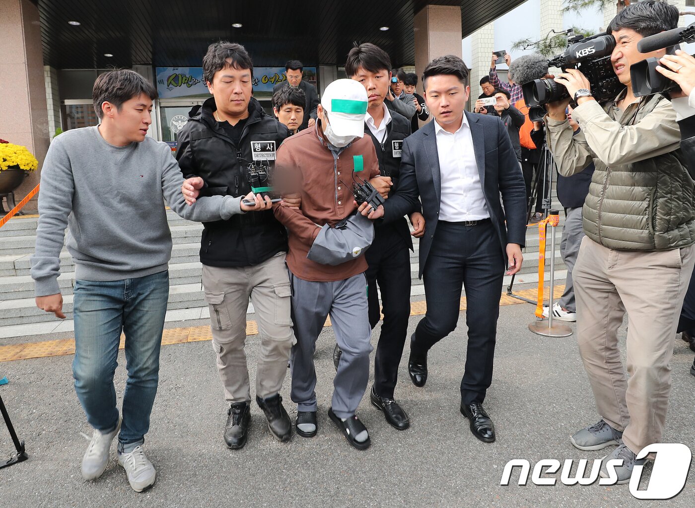 본문 이미지 - 엔씨소프트 윤송이 사장의 부친이자 김택진 대표의 장인 윤모씨(68)를 살해한 피의자 허 씨(41)가 영장실질심사를 받기 위해 29일 오후 경기도 여주시 산북면 여주경찰서에서 호송차로 이동하고 있다. 2017.10.29/뉴스1 ⓒ News1 오장환 기자