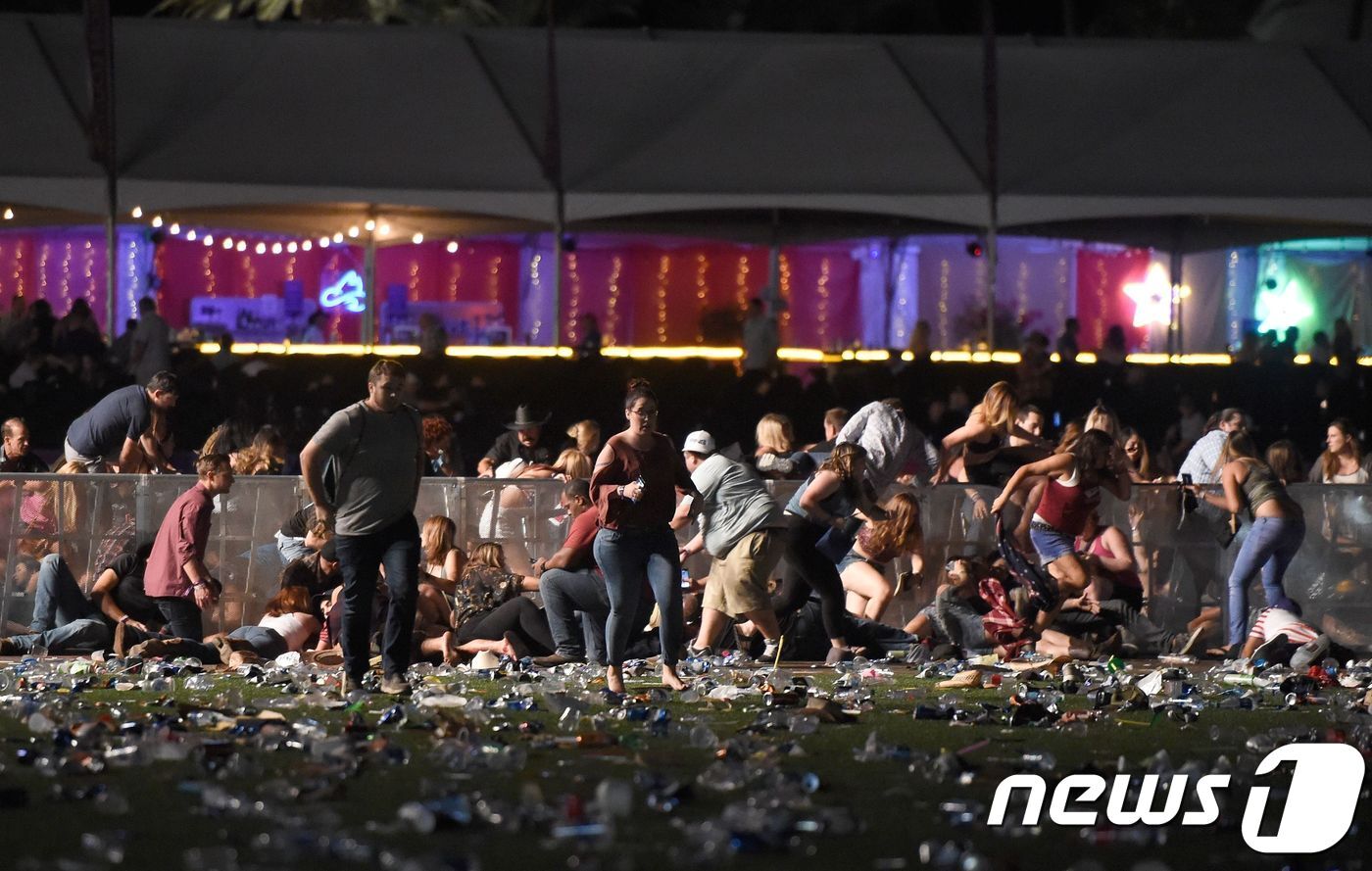본문 이미지 -  1일 오후 10시께 초호화 호텔과 카지노가 밀집한 미 라스베이거스 중심가(라스베이거스 스트립)에서 열린 '루트 91 하비스트' 컨트리 음악 야외 콘서트장에서 무차별 총기난사가 벌어졌다ⓒ AFP=뉴스1
