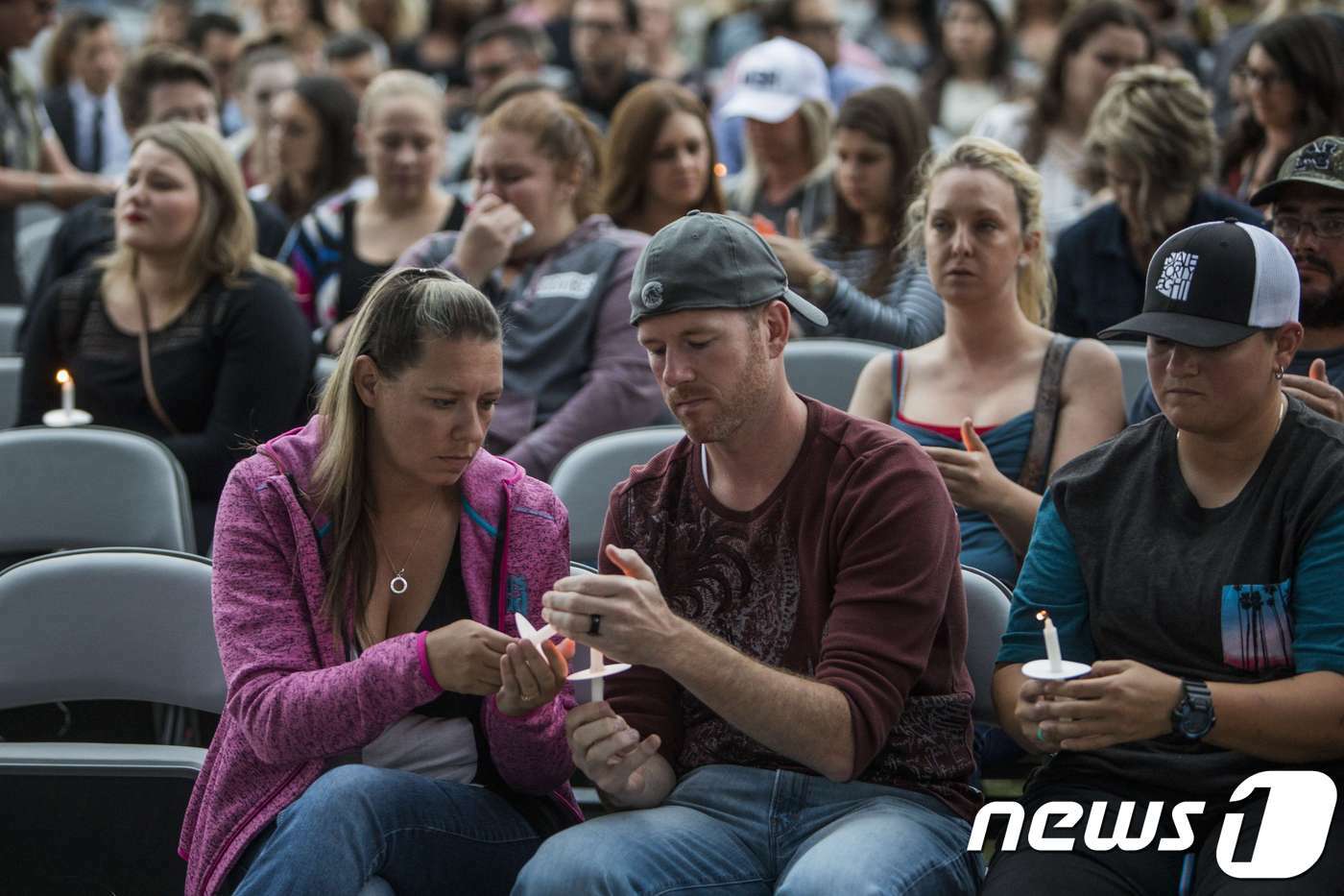 본문 이미지 - 2일 미국 테네시주 네슈빌에서 시민들이 모여 전일 밤 총기 난사로 사망한 라스베이거스 희생자를 추모했다. ⓒ AFP=뉴스1