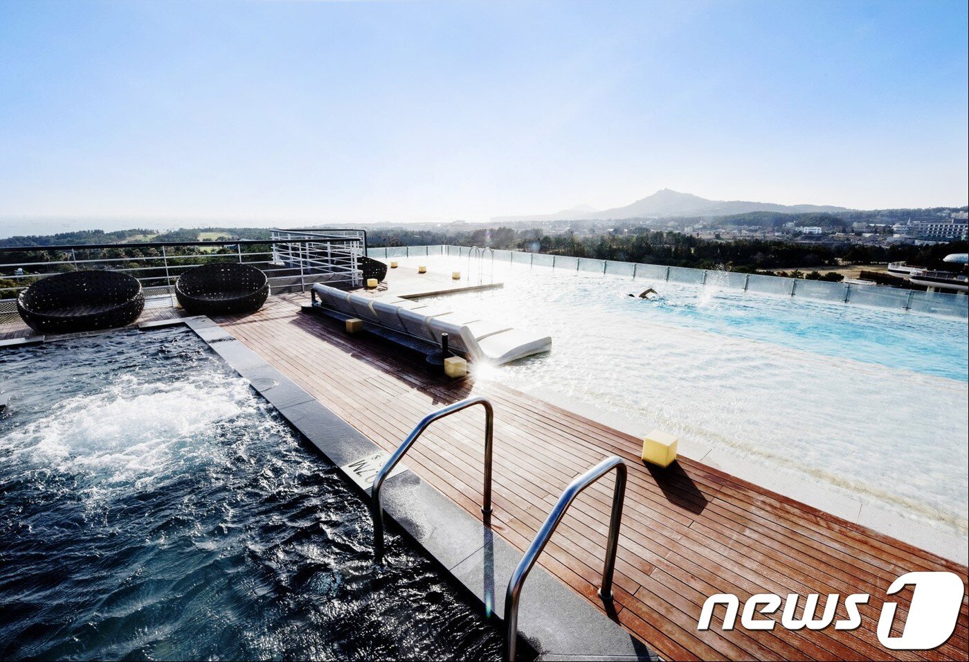 본문 이미지 - 켄싱턴 제주 루프톱 수영장ⓒ News1